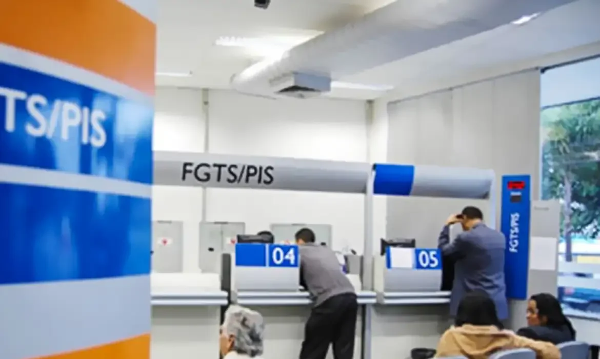 Você sabia que pode consultar seu PIS pelo Caixa Tem? Descubra como aqui! 2 Atendimento em agência bancária com foco no FGTS/PIS, destacando a importância do número do PIS para operações financeiras.