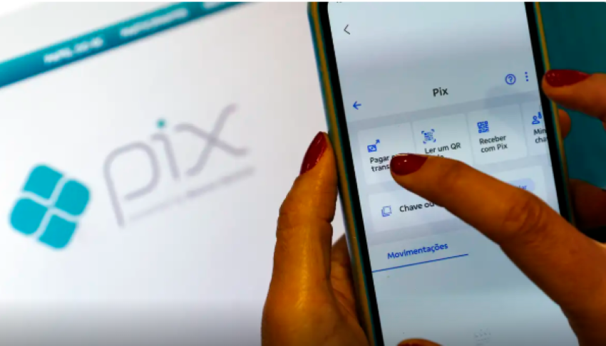 Pessoa utilizando aplicativo de banco para realizar pagamento via Pix, ilustrando o uso de transferências rápidas no Brasil.
