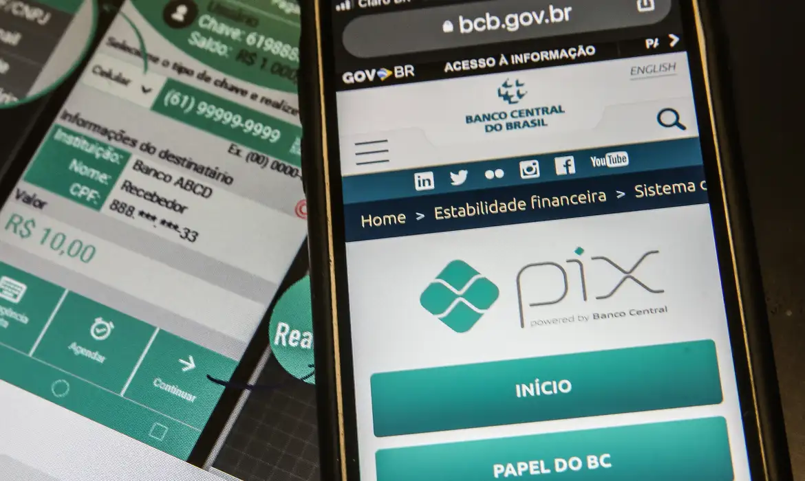 Tela de celular mostrando site oficial do Pix do Banco Central com outra tela exibindo comprovante de pagamento