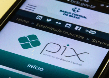 Tela de smartphone mostrando a interface do site do Banco Central do Brasil, com o logo do PIX e informações sobre o sistema de pagamentos instantâneos.