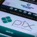 Tela de smartphone mostrando a interface do site do Banco Central do Brasil, com o logo do PIX e informações sobre o sistema de pagamentos instantâneos.