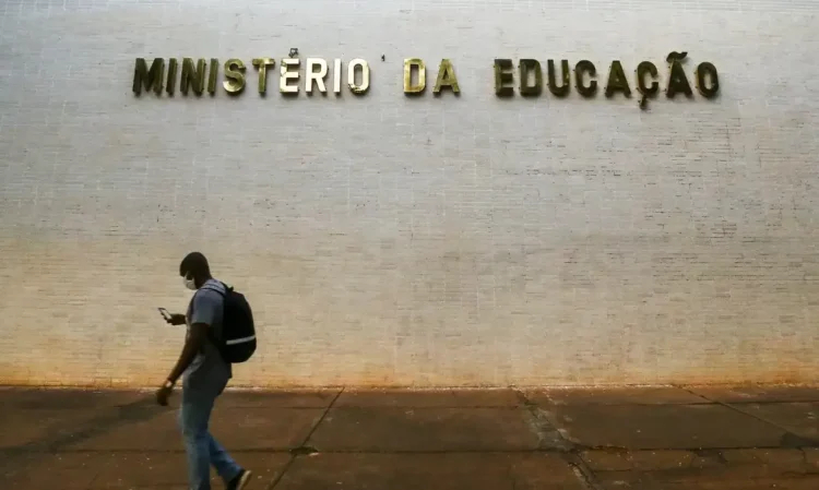 Fachada do Ministério da Educação com pessoa passando em frente