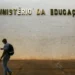 Fachada do Ministério da Educação com pessoa passando em frente