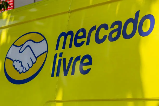 Logotipo do Mercado Livre em fundo amarelo