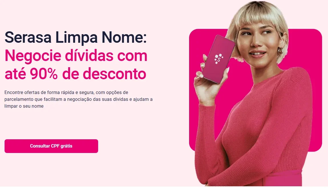 Mulher usando o aplicativo Serasa Limpa Nome para negociar dívidas com até 90% de desconto.
