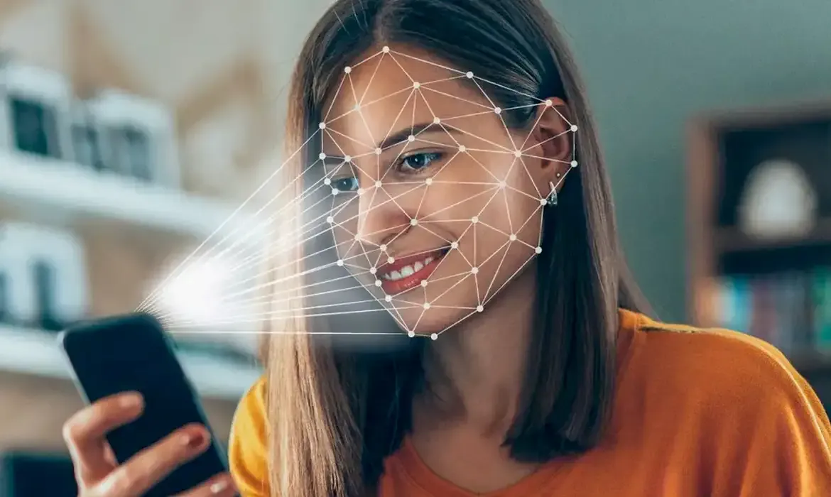 Mulher fazendo reconhecimento facial com o celular
