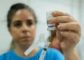 Profissional de saúde prepara vacina contra gripe durante campanha de 2025