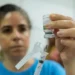 Profissional de saúde prepara vacina contra gripe durante campanha de 2025