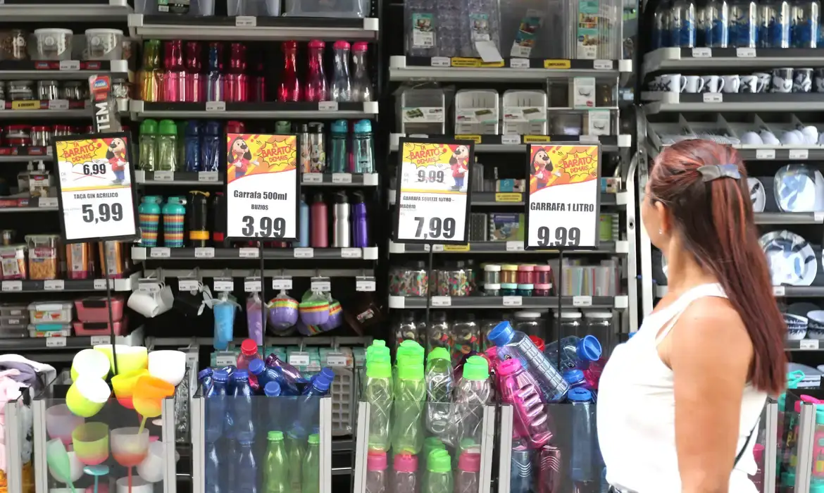 Mulher observando prateleira com produtos variados em loja popular