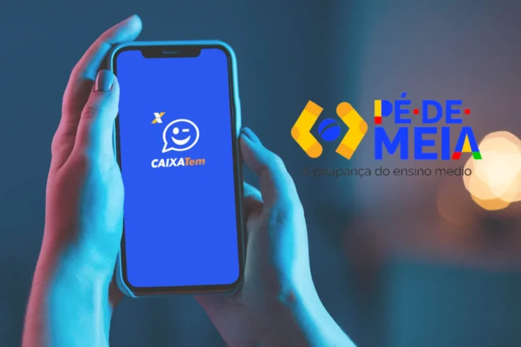 Pessoa segurando celular com aplicativo Caixa Tem aberto ao lado do logo do programa Pé-de-Meia
