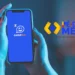 Pessoa segurando celular com aplicativo Caixa Tem aberto ao lado do logo do programa Pé-de-Meia