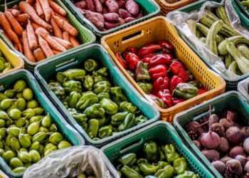 Diversas cestas de legumes frescos, representando os itens que podem ser incluídos nas cestas básicas distribuídas pela prefeitura.