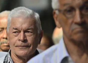 Imagem de aposentados em fila, representando a decisão ministerial de que ações de ressarcimento não terão prescrição.