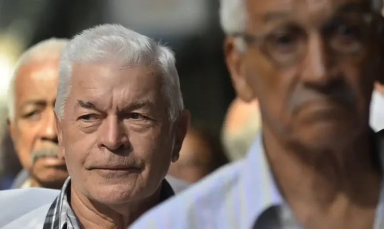 Imagem de aposentados em fila, representando a decisão ministerial de que ações de ressarcimento não terão prescrição.