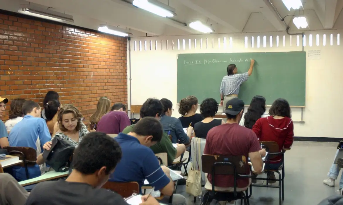 Sala de aula com professor e estudantes representando servidores em formação.