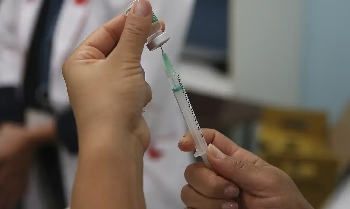 Aplicação gratuita da vacina contra a gripe nas UBS