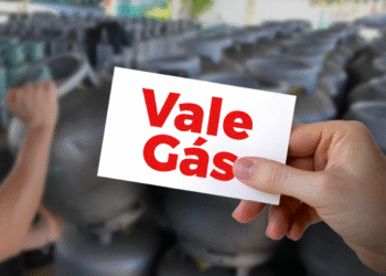 Cartão Vale Gás Social 2025 em primeiro plano, com garrafas de gás ao fundo. 911 famílias beneficiadas.