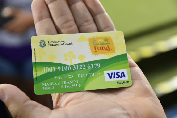 Pessoa segurando o Cartão Mais Infância Ceará usado para recebimento de benefício social