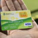 Pessoa segurando o Cartão Mais Infância Ceará usado para recebimento de benefício social