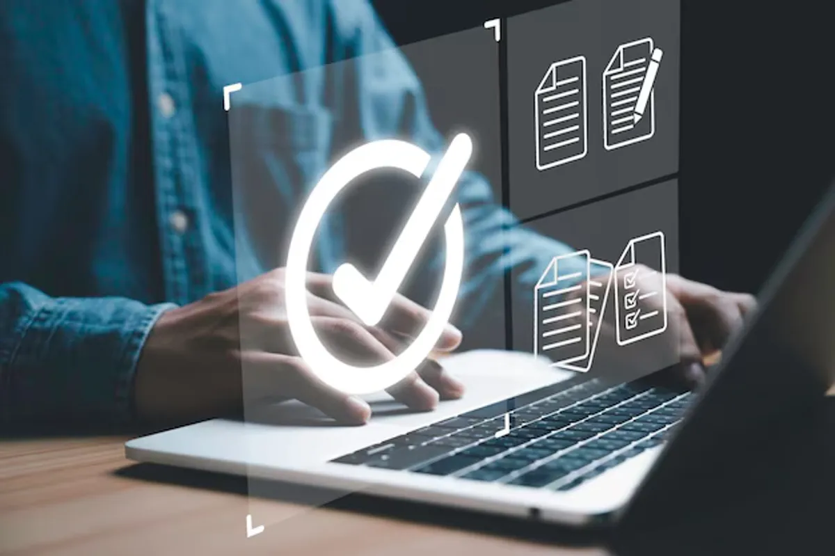 Imagem digital de um usuário utilizando um laptop com ícones representando documentos e verificação, simbolizando o processo de habilitação no programa Minha Casa Minha Vida.