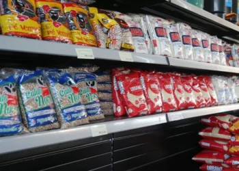 Pacotes de alimentos para cestas básicas em prateleira de mercado na Bahia