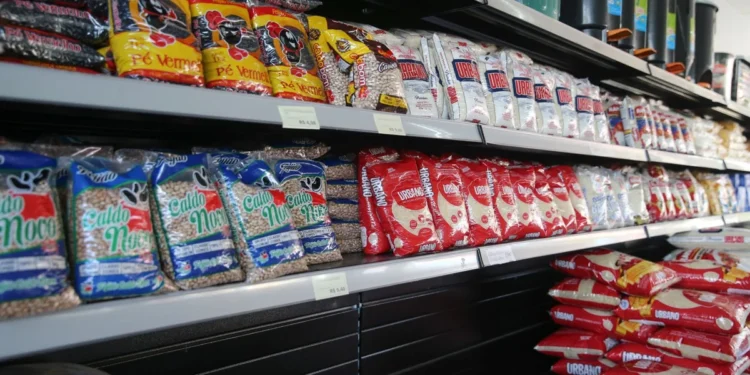 Pacotes de alimentos para cestas básicas em prateleira de mercado na Bahia