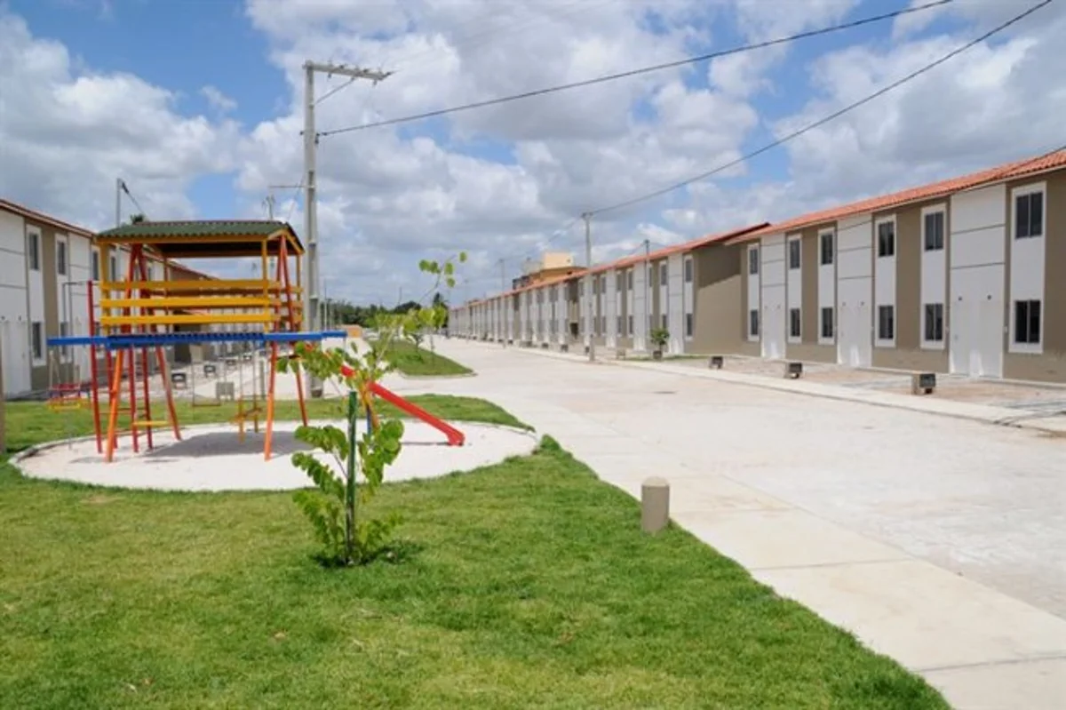 Conjunto habitacional do programa Minha Casa, Minha Vida com playground, em bairro novo.