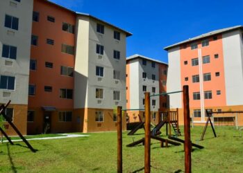 Prédios residenciais do programa Minha Casa Minha Vida com área de lazer ao ar livre.