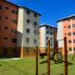 Prédios residenciais do programa Minha Casa Minha Vida com área de lazer ao ar livre.