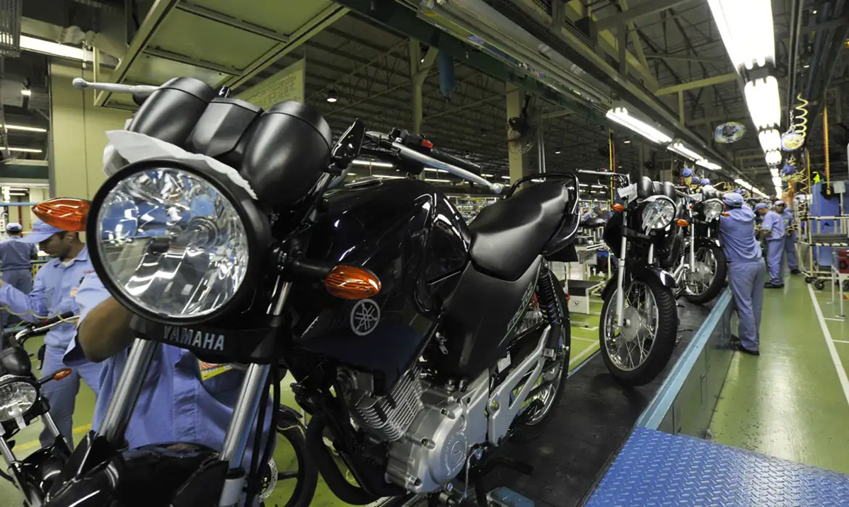 Linha de montagem de motocicletas em fábrica na Zona Franca de Manaus.