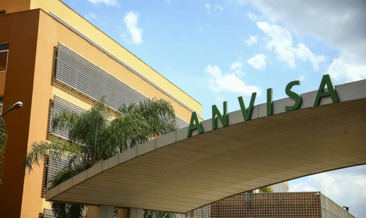 Fachada da Anvisa, a agência responsável pela fiscalização e regulamentação de produtos no Brasil.
