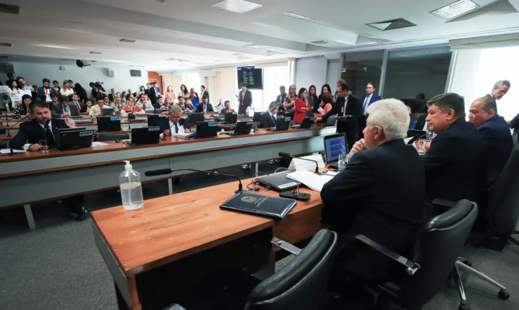 Sessão no Congresso com parlamentares analisando propostas legislativas.