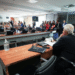 Sessão no Congresso com parlamentares analisando propostas legislativas.