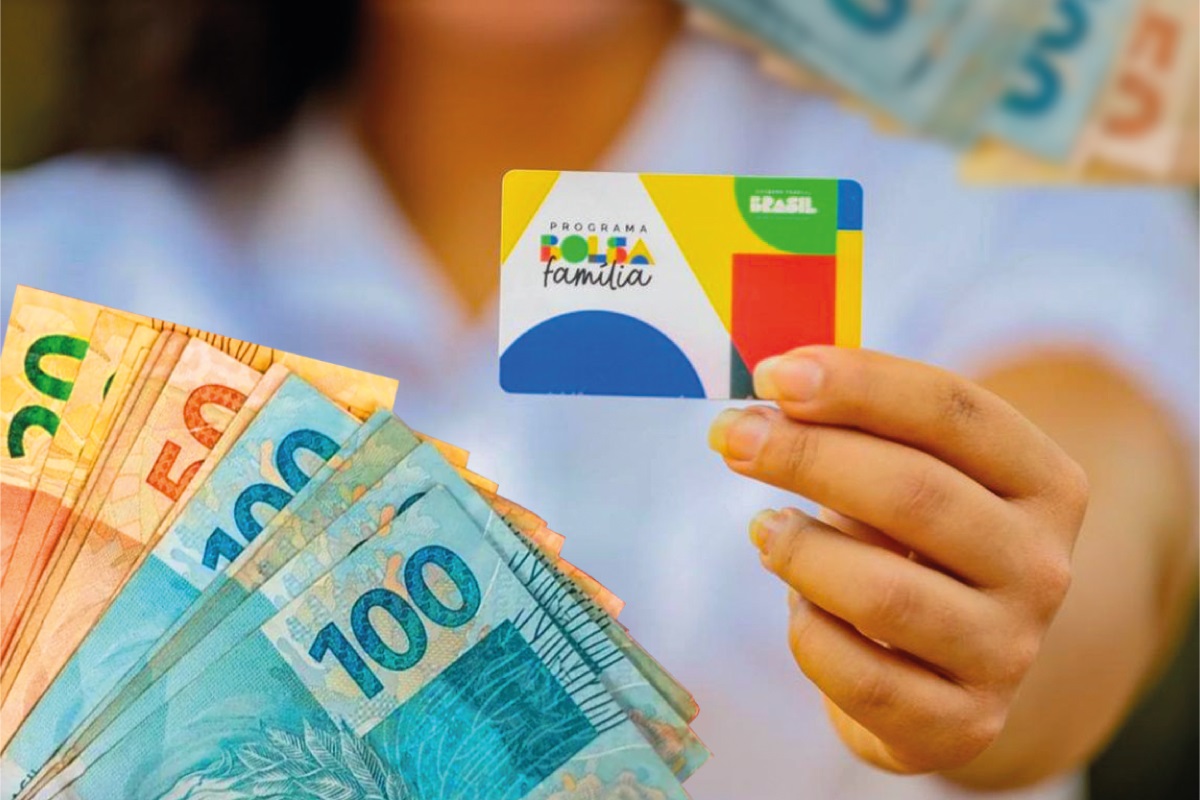 Pessoa segurando o cartão do Bolsa Família ao lado de notas de R$ 50 e R$ 100 reais