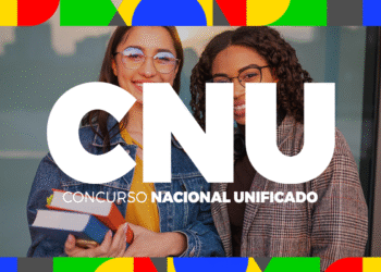 Duas estudantes sorrindo com livros nas mãos, ilustrando a isenção da taxa do CNU.