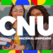 Duas estudantes sorrindo com livros nas mãos, ilustrando a isenção da taxa do CNU.