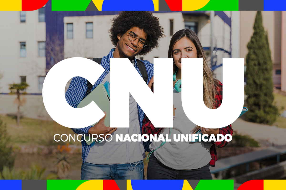 Dois estudantes sorrindo com livros, simbolizando os candidatos beneficiados pela isenção da taxa do CNU.
