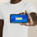Imagem mostrando o logo do Cadastro Único em um smartphone, destacando a importância da plataforma para inclusão social no Brasil.