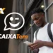 Usuário interagindo com o aplicativo CAIXA Tem em ambiente urbano, com foco em segurança digital.