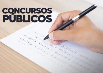 Pessoa preenchendo uma prova de múltipla escolha com o título Concursos Públicos