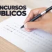 Pessoa preenchendo uma prova de múltipla escolha com o título Concursos Públicos