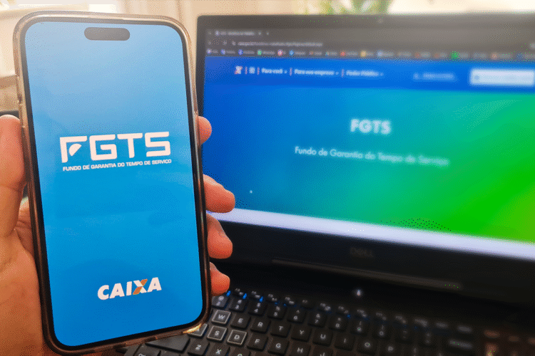 Tela do aplicativo FGTS no celular, mostrando o logo do fundo de garantia do tempo de serviço.