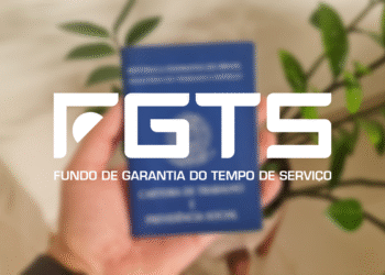 Logotipo do FGTS sobre imagem desfocada de carteira de trabalho