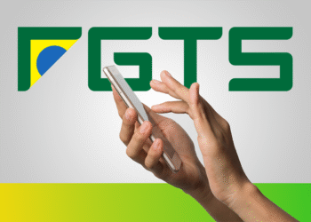 Pessoa utilizando o celular com o logo do FGTS, simbolizando o uso do saldo do FGTS na compra da casa própria.