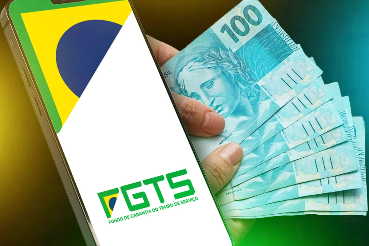 Imagem de celular exibindo o logo do FGTS enquanto uma mão segura notas de R$ 100