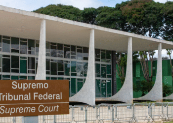 Fachada do Supremo Tribunal Federal, destacando o nome da instituição e o design moderno.