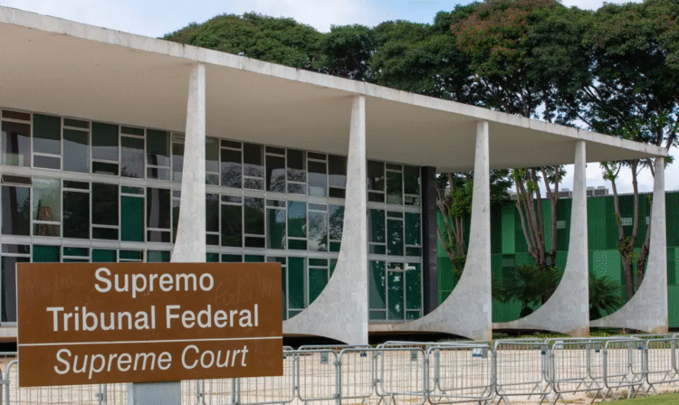 Fachada do Supremo Tribunal Federal, destacando o nome da instituição e o design moderno.
