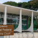 Fachada do Supremo Tribunal Federal, destacando o nome da instituição e o design moderno.