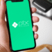 Aplicativo Pix na tela de smartphone, com fundo verde e logo do Banco Central