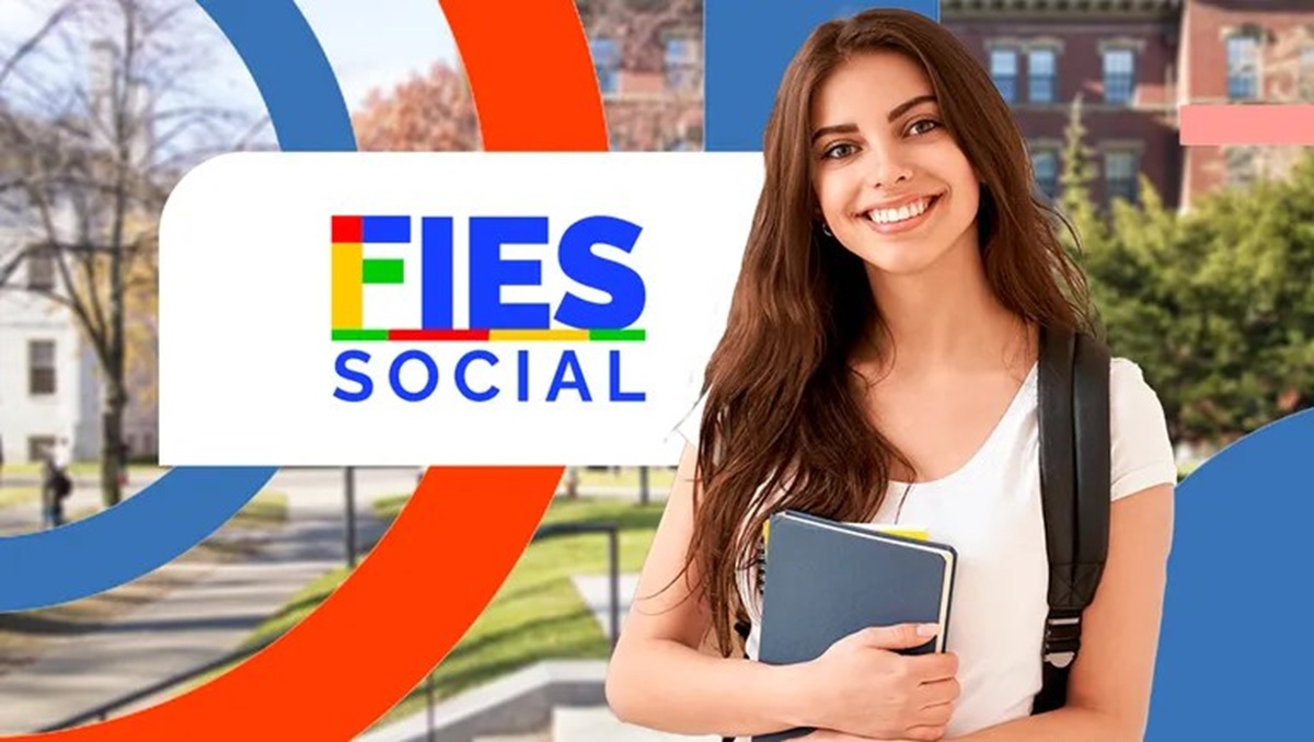 Jovem sorrindo, segurando livros, representando o FIES Social para renegociação de dívidas.
